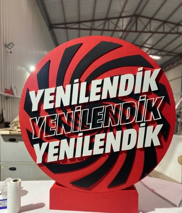 MediaMarkete özel yaptığımız Strafor kasa ve üzerine Dekota kaplama olan vitrin önü Strafor Reklam dekor tasarımı