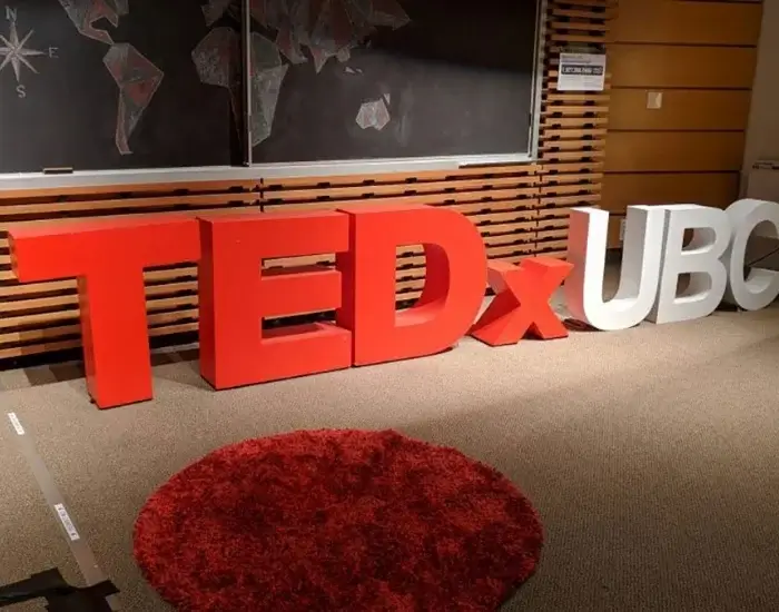 Tedx için yapılmış olan strafor harfimiz kırmızı renkte üretilmiştir.